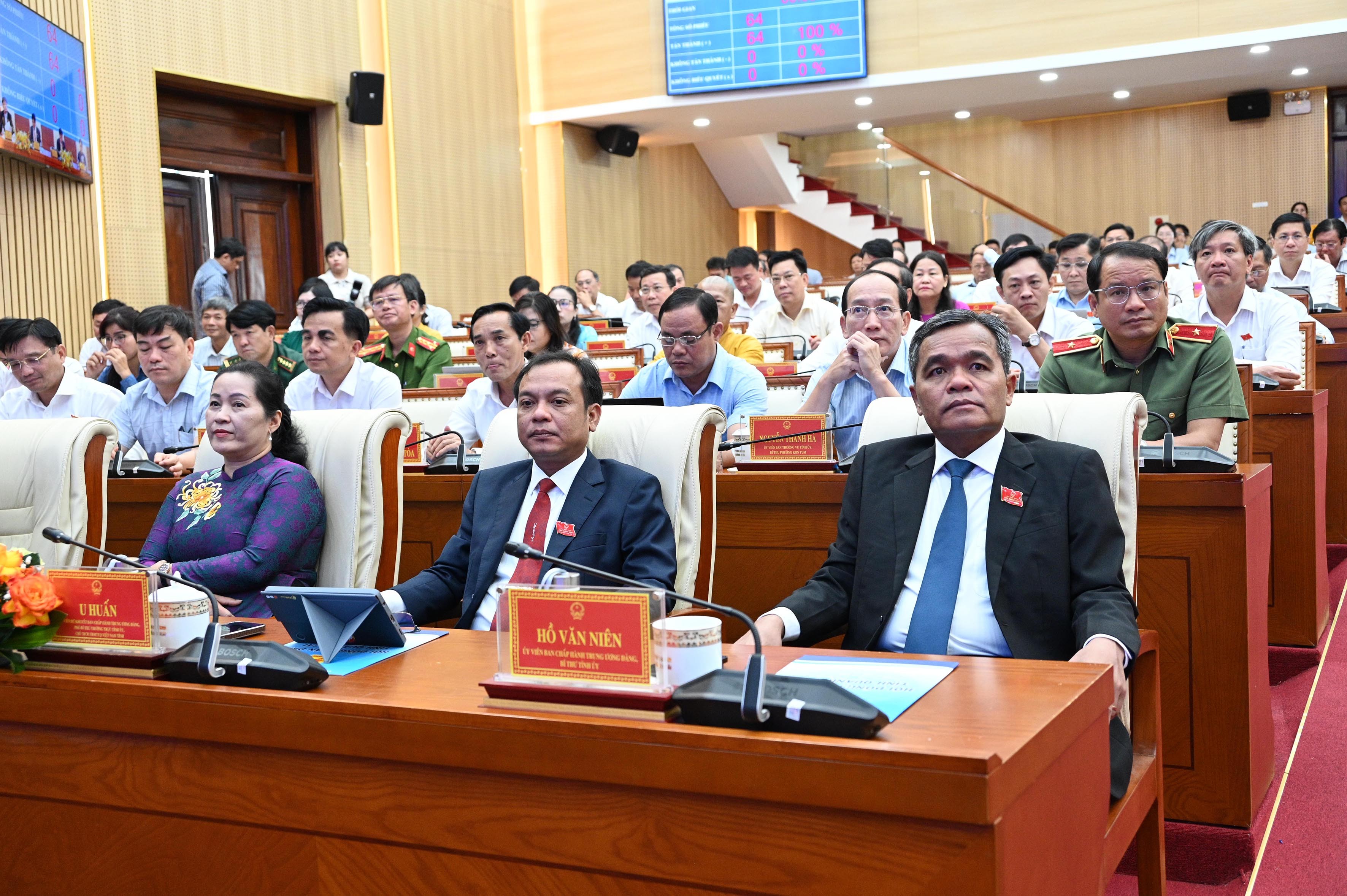 2-dong-chi-ho-van-nien-uy-vien-tw-dang-bi-thu-tinh-uy-quang-ngai-cung-cac-dai-bieu-du-ky-hop-1785216968.jpg