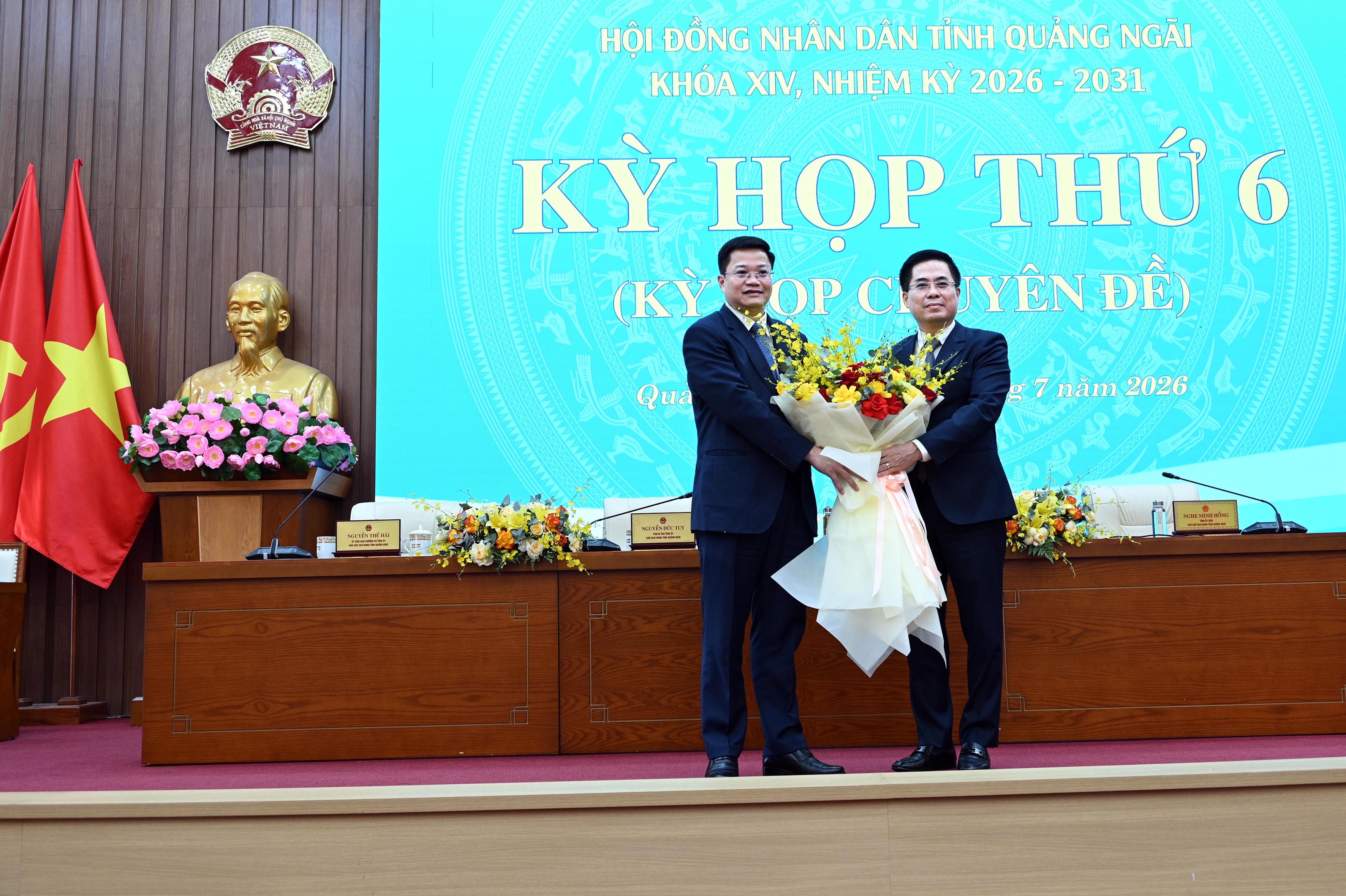 8-ong-nguyen-hoang-giang-cuu-chu-tich-ubnd-tinh-pho-truong-ban-tang-hoa-chuc-mung-tan-chu-tich-ubnd-tinh-quang-ngai-nguyen-duc-tam-1785216968.jpg