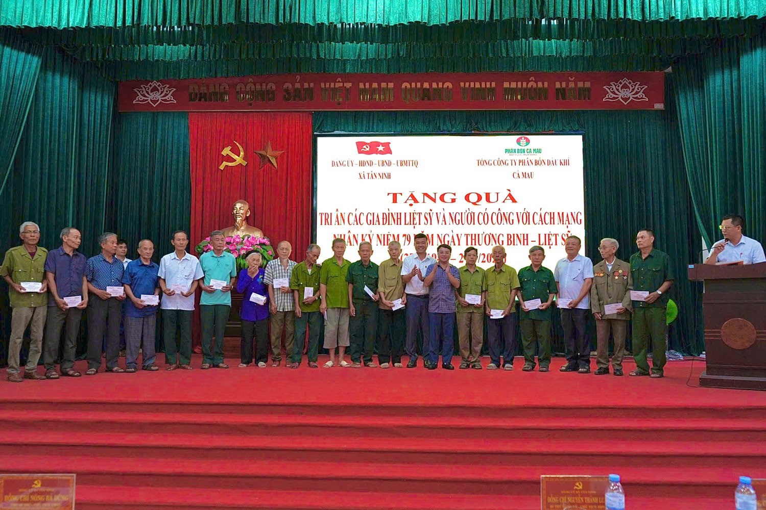 nhung-phan-qua-nghia-tinh-tu-pvcfc-duoc-trao-gui-1785319553.jpg
