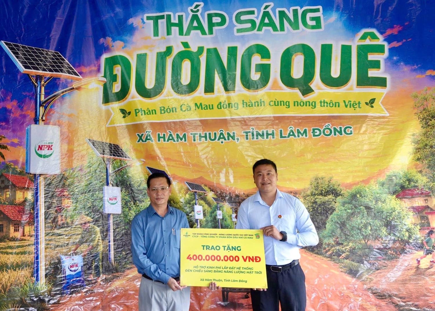 dai-dien-phan-bon-ca-mau-trao-bang-bieu-trung-kinh-phi-tai-tro-400-trieu-dong-1785495653.jpg