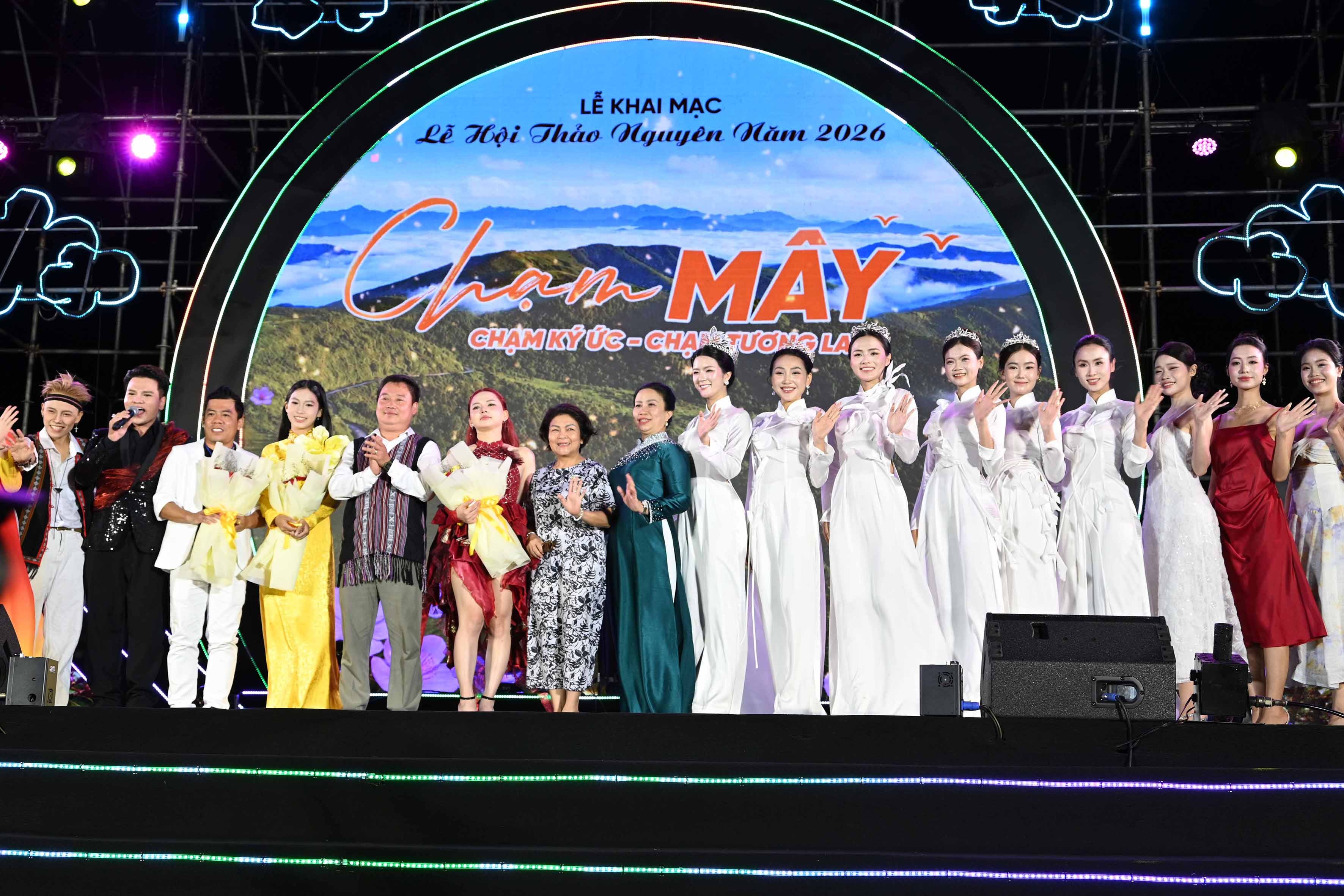 20dsc-8568-cac-dong-chi-lanh-dao-xa-dang-thuy-tram-tang-hoa-chup-anh-luu-niem-voi-cac-nghe-si-dai-su-le-hoi-1786272146.jpg