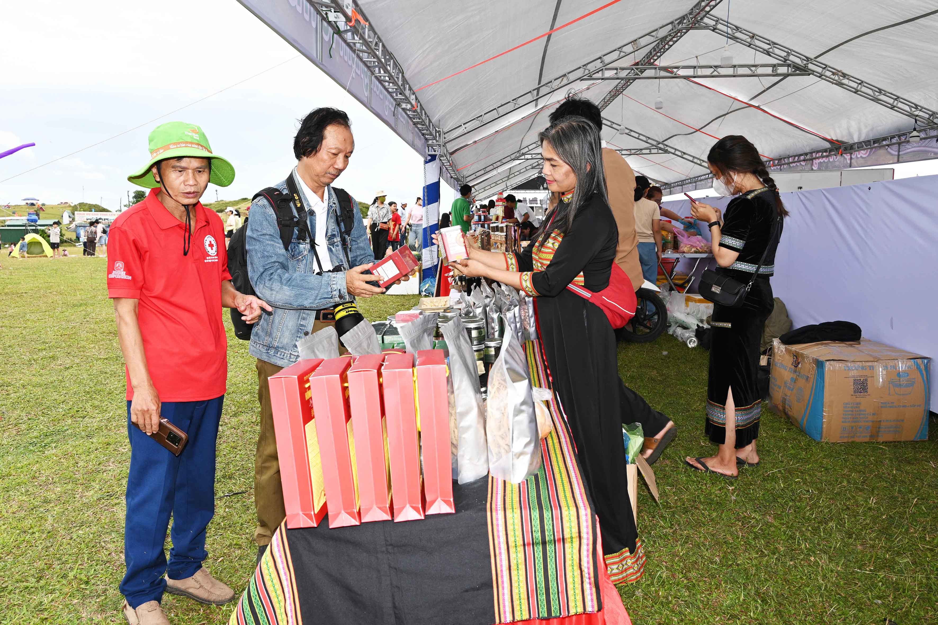 23dsc-7747-cac-dai-bieu-mua-cac-san-pham-den-tu-mang-den-1786271168.jpg
