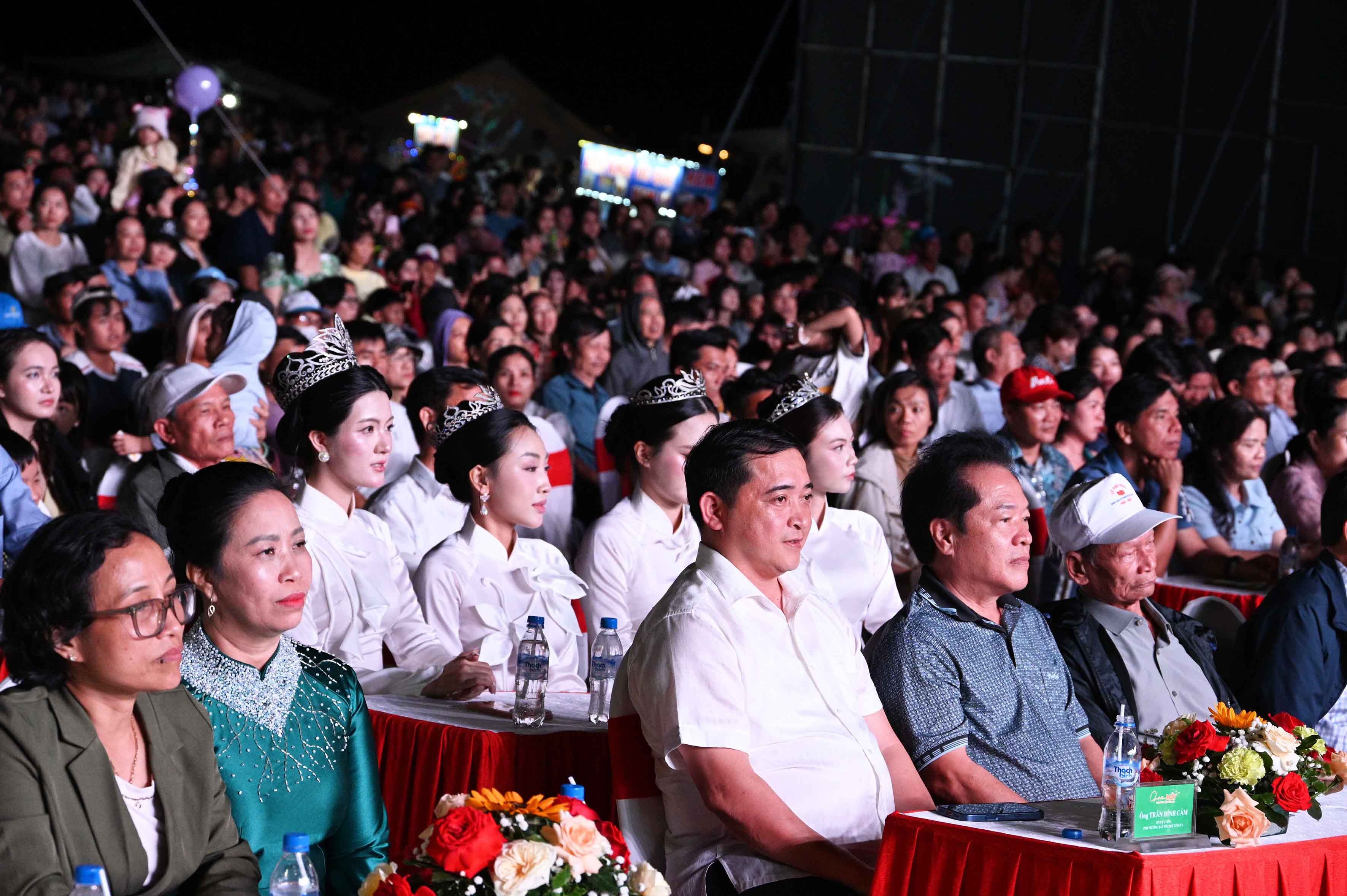 2a-dsc-7999-can-bo-nhan-dan-dia-phuong-va-du-khach-xem-chuong-trinh-nghe-thuat-1786271168.jpg