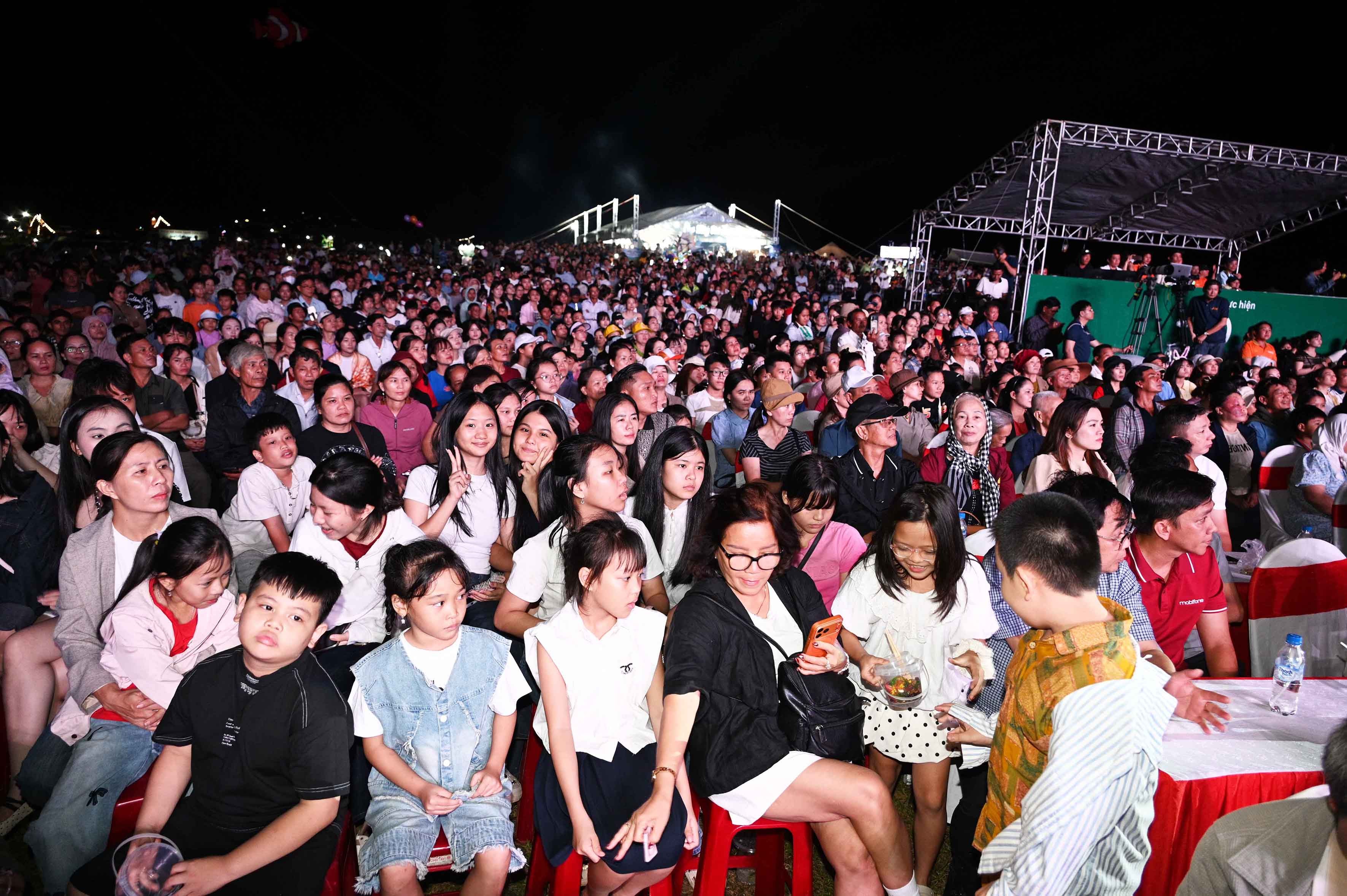 4a-dsc-7996-nhan-dan-dia-phuong-va-du-khach-xem-chuong-trinh-nghe-thuat-1786271168.jpg