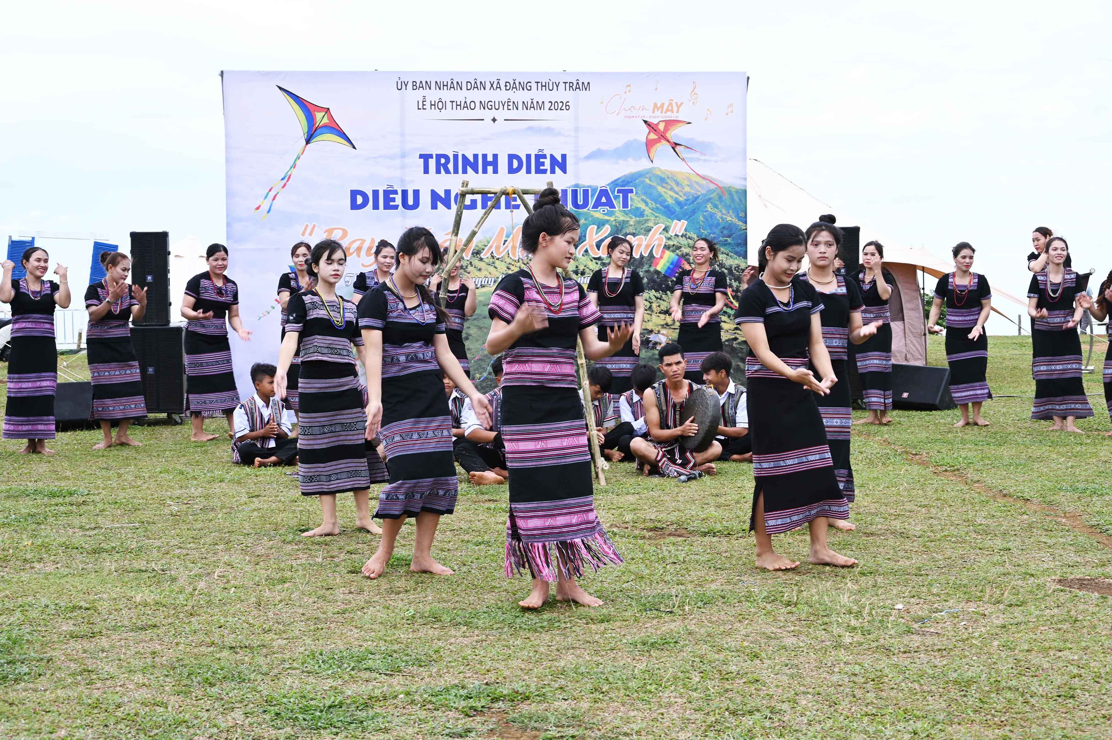 7-dsc-7756-nhung-dieu-mua-hoa-cung-tieng-chieng-cua-tai-le-hoi-1786271168.jpg