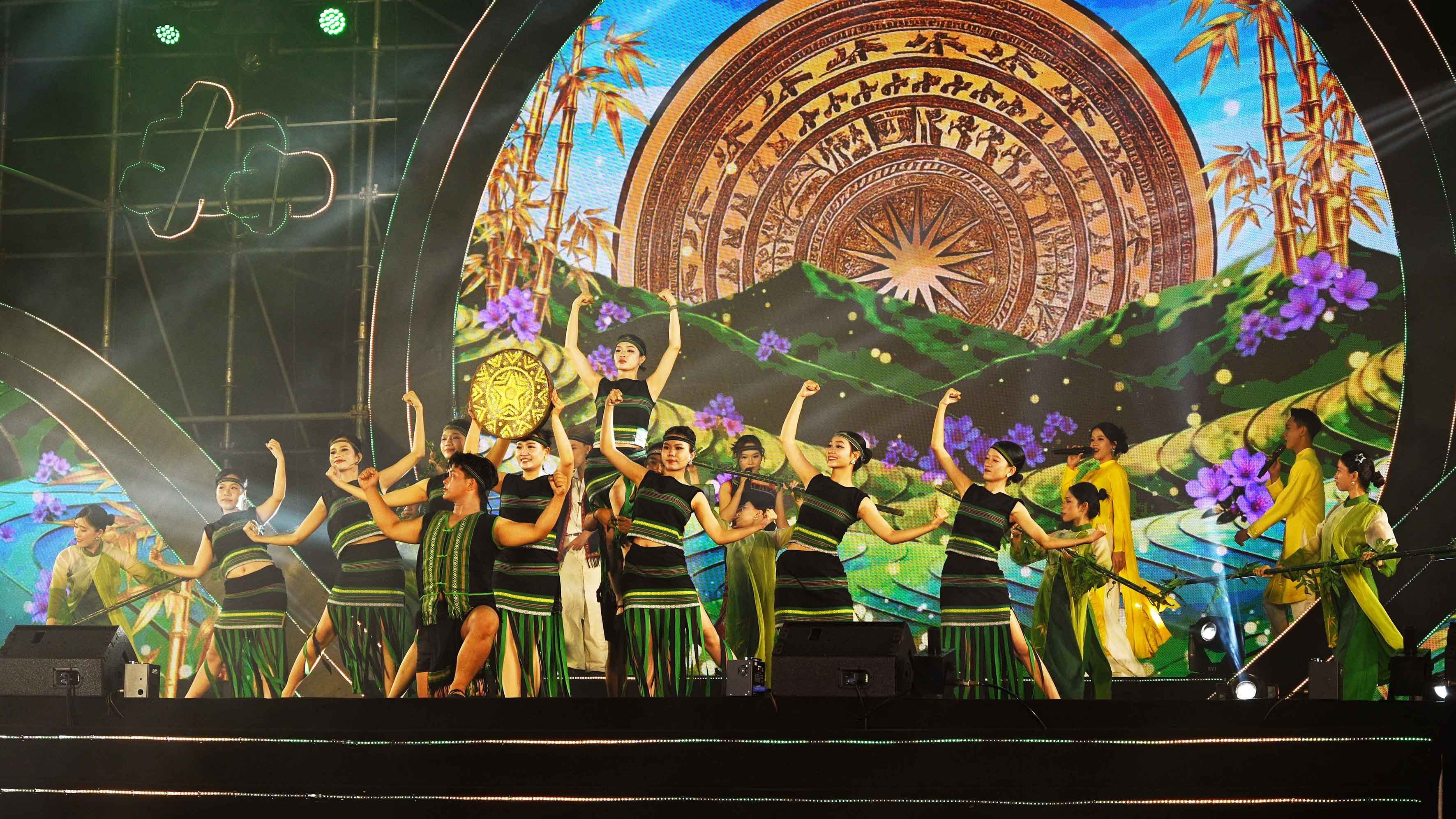 8-dsc-7949-tiet-muc-nghe-thuat-mo-man-dat-va-nguoi-1786271168.jpg
