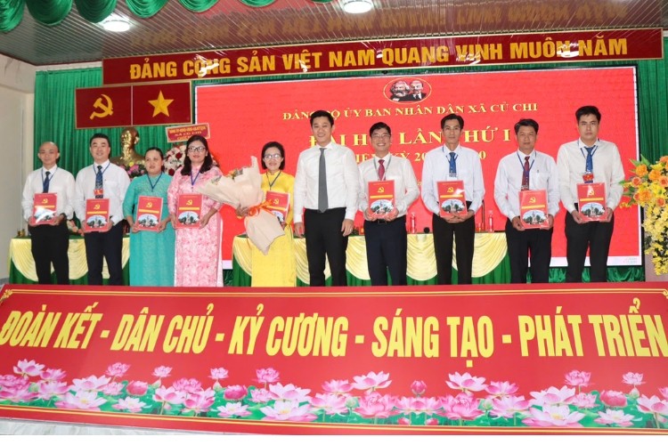 anh-1-ong-hua-quoc-hung-bi-thu-dang-uy-kiem-chu-tich-hdnd-xa-cu-chi-tphcm-trao-hoa-chuc-dai-hoi-dang-bo-xa-nhiem-ky-2025-2030-1786412457.jpg