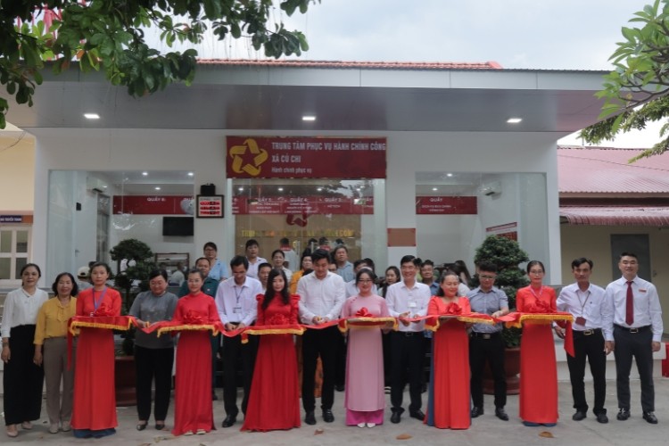 anh-2-ong-pham-kieu-hung-pho-bi-thu-dang-uy-chu-tich-ubnd-xa-cu-chi-tphcm-trong-buoi-le-khanh-thanh-trung-tam-phuc-vu-hanh-chan-1786412457.jpg