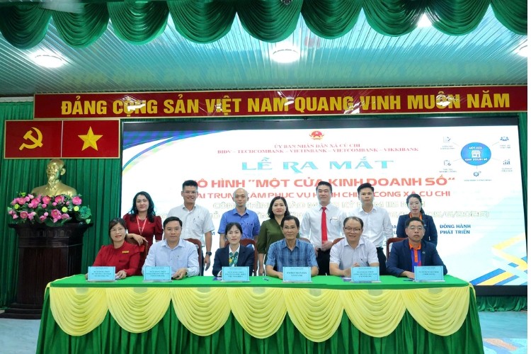 anh-3-dai-dien-ubnd-xa-tham-gia-le-ky-ket-mo-hinh-1-cua-kinh-doanh-so-1786412457.jpg