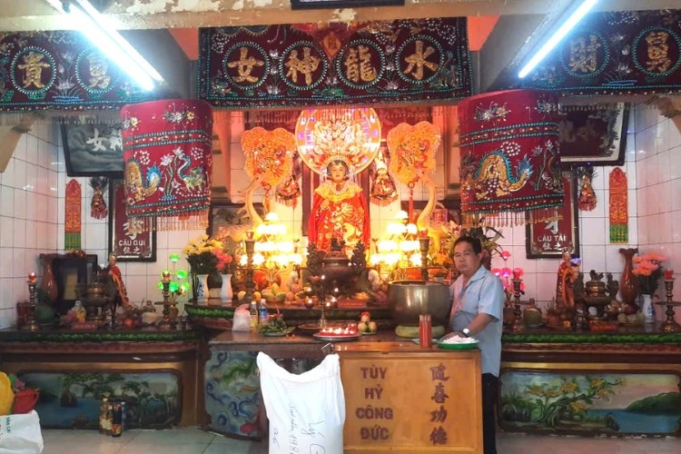 anh-4-ben-trong-chanh-dien-la-noi-tho-ton-tuong-thuy-long-thanh-mau-luon-duoc-khach-thap-phuong-den-chiem-bai-thap-huong-xin-loc-va-cau-binh-an-1786762564.jpg