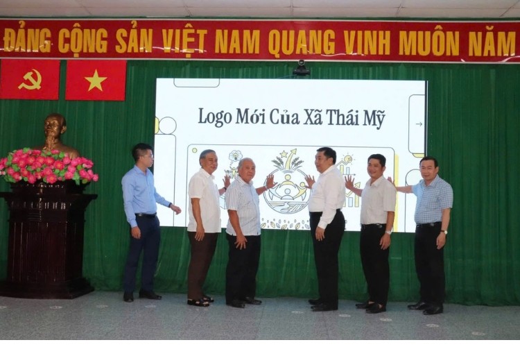 anh-4-logo-moi-duoc-cac-dong-chi-lanh-dao-xa-thai-my-tphcm-gioi-thieu-nham-xay-dung-hinh-anh-ban-sac-va-he-thong-nhan-dien-cua-dia-phuong-trong-giai-doan-moi-1787104312.jpg