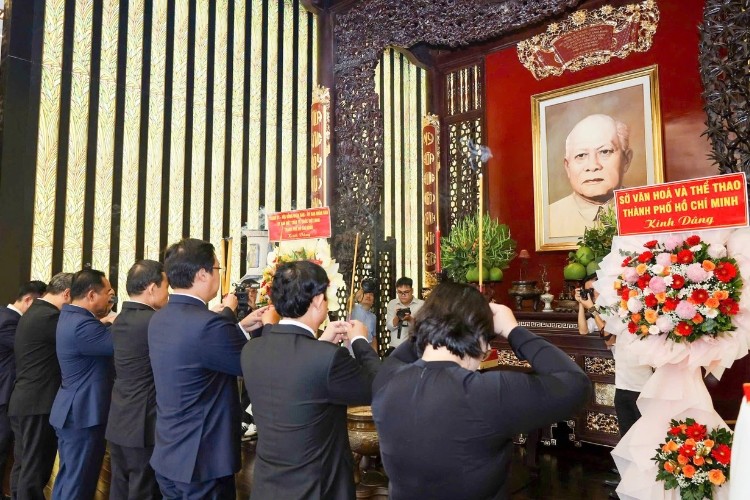 anh-2-cac-dong-chi-lanh-dao-tphcm-dang-huong-tuong-niem-chu-tich-ton-duc-thang-1787738341.jpg