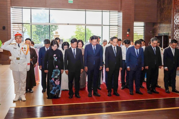 anh-3-cac-dai-bieu-thanh-kinh-dang-hoa-dang-huong-va-danh-phut-mac-niem-tuong-nho-chu-tich-ton-duc-thang-nha-lanh-dao-nguoi-chien-si-1787738341.jpg