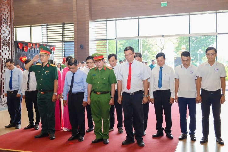 anh-4-doan-the-co-quan-ban-nganh-tai-tphcm-dang-huong-chu-tich-ton-duc-thang-1787738341.jpg