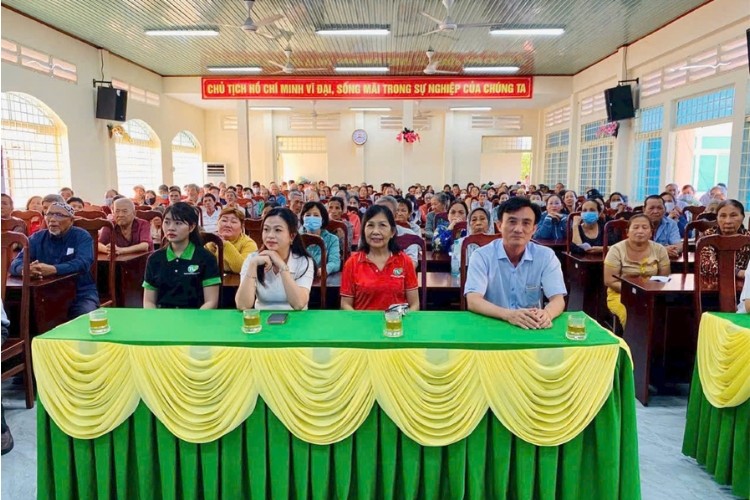anh-2-quang-canh-lanh-dao-xa-cu-chi-va-cac-dai-bieu-tham-du-buoi-le-trao-qua-1787835355.jpg