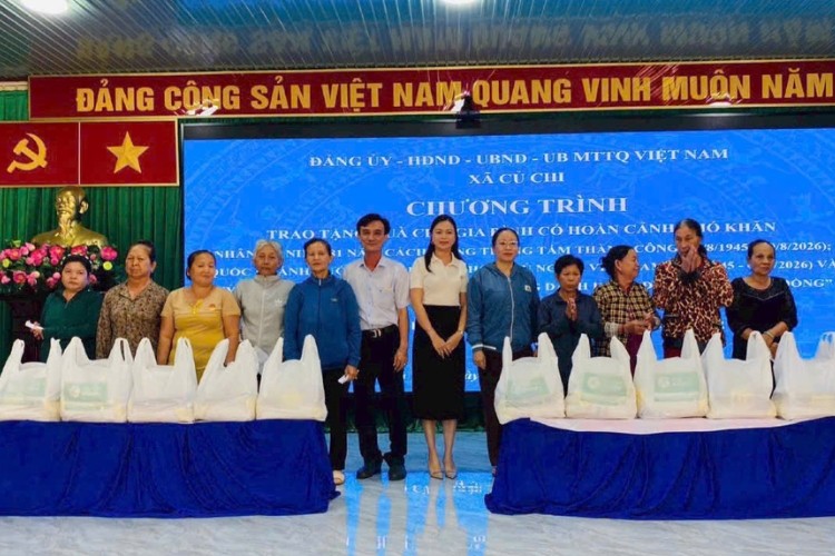 anh-3-dai-dien-lanh-dao-xa-doanh-nghiep-chup-anh-luu-niem-voi-ba-con-trong-buoi-le-trao-qua-1787835355.jpg