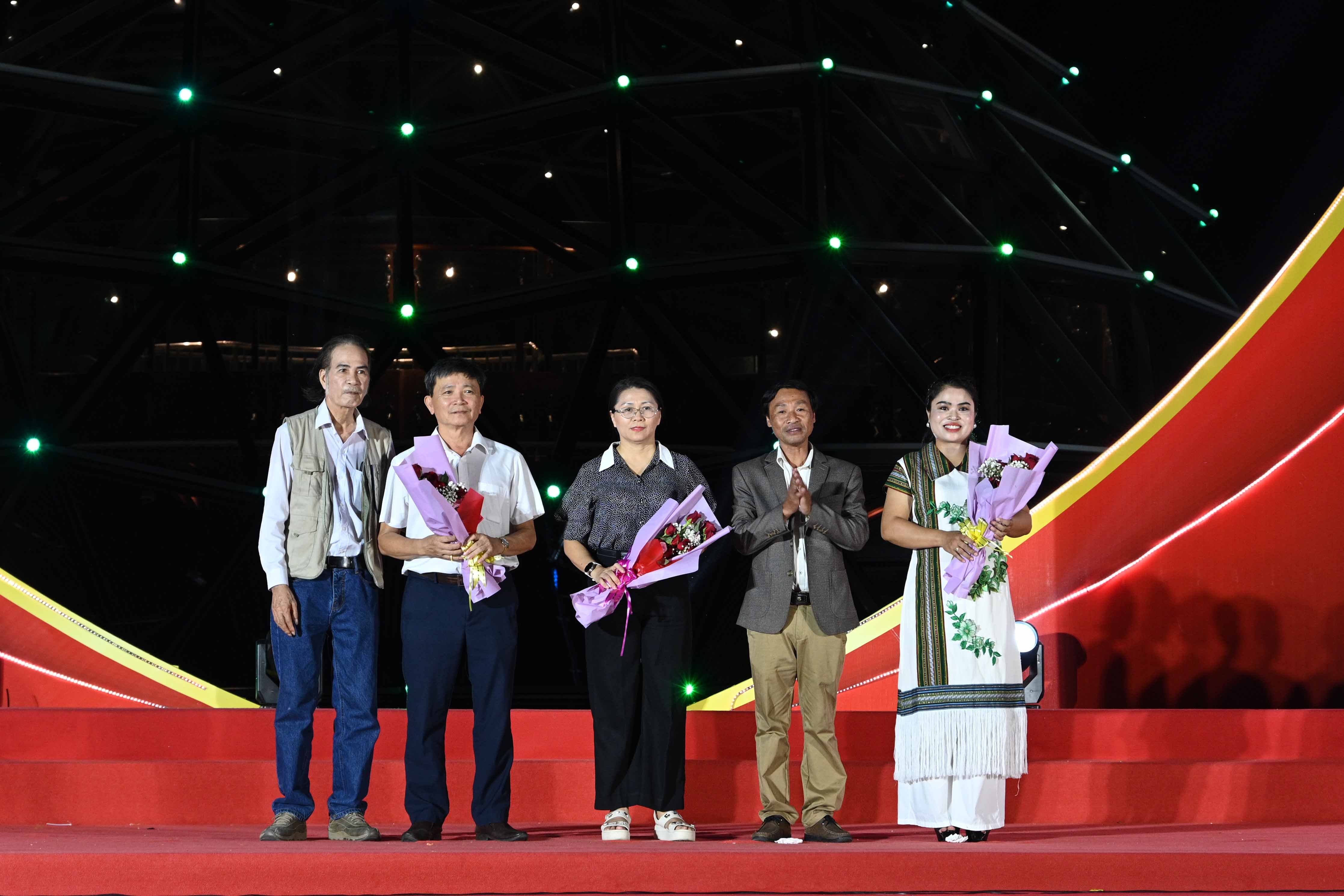 6-dsc-0386-ong-dinh-su-giang-chu-tich-hoi-tang-hoa-cho-dai-dien-cac-don-vi-phoi-hop-thuc-hien-chuong-trinh-1787927724.jpg