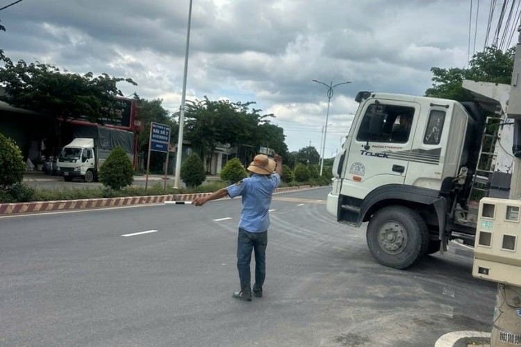 anh-1-cong-ty-duong-phan-cong-nhan-vien-tuc-truc-dau-duong-044-my-phuoc-huong-dan-xe-ra-vao-de-dam-bao-an-toan-giao-thong-1788102304.jpg