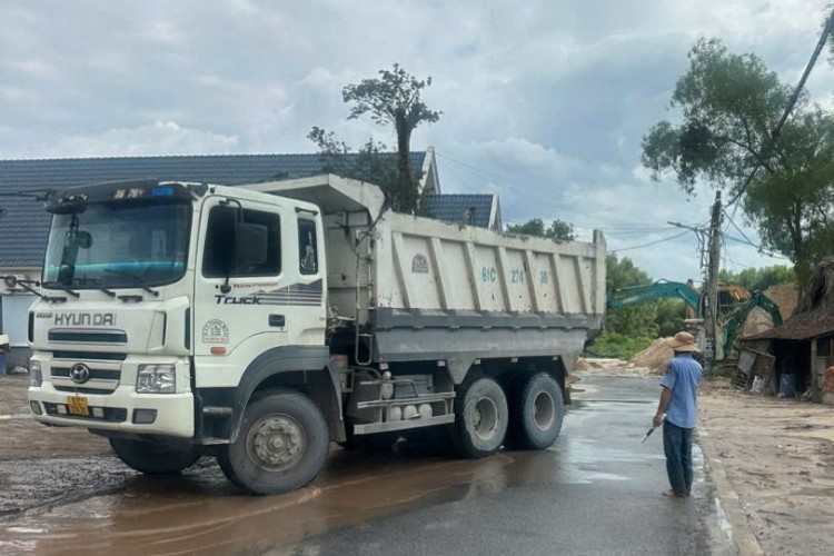 anh-2-nhan-vien-cong-ty-tang-cuong-tuoi-nuoc-tren-tuyen-duong-nham-giam-bui-han-che-phat-tan-vat-lieu-va-giam-thieu-tac-dong-den-moi-truong-song-cua-nguoi-dan-1788102304.jpg