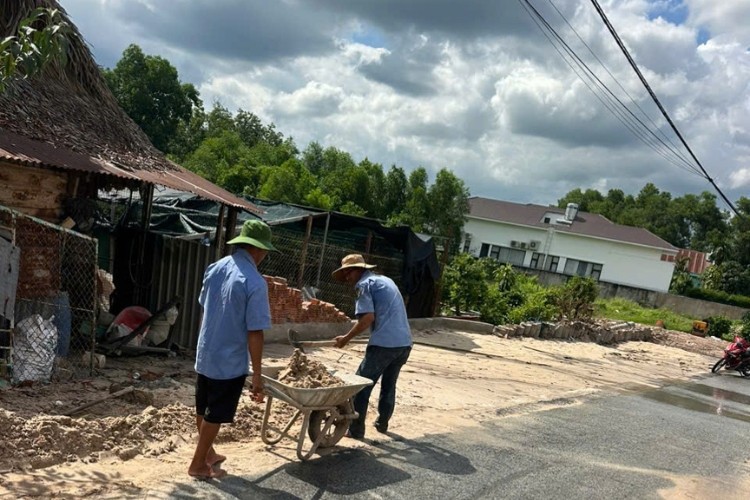 anh-3-doi-ngu-nhan-vien-ve-sinh-cua-cong-ty-duong-cung-thuong-xuyen-thu-don-cat-sach-se-de-duong-thong-thoang-1788102304.jpg