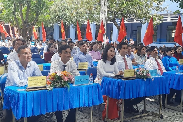anh-2-ong-hua-quoc-hung-bi-thu-dang-uy-chu-tich-hdnd-xa-cu-chi-tham-du-buoi-le-hang-ghe-dau-nguoi-thu-ba-nhin-tu-ben-phai-sang-1788665333.jpg