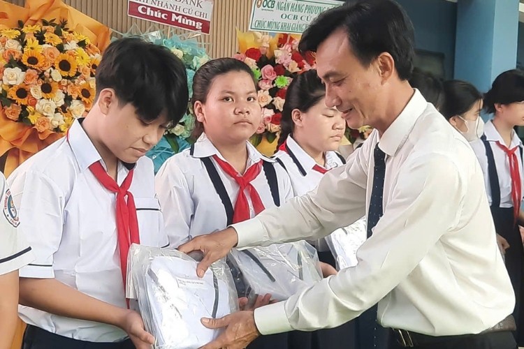 anh-4-ong-tran-quang-thai-uy-vien-ban-thuong-vu-pho-chu-tich-ubnd-xa-trao-qua-cho-cac-em-hoc-sinh-co-hoan-canh-kho-khan-1788665333.jpg