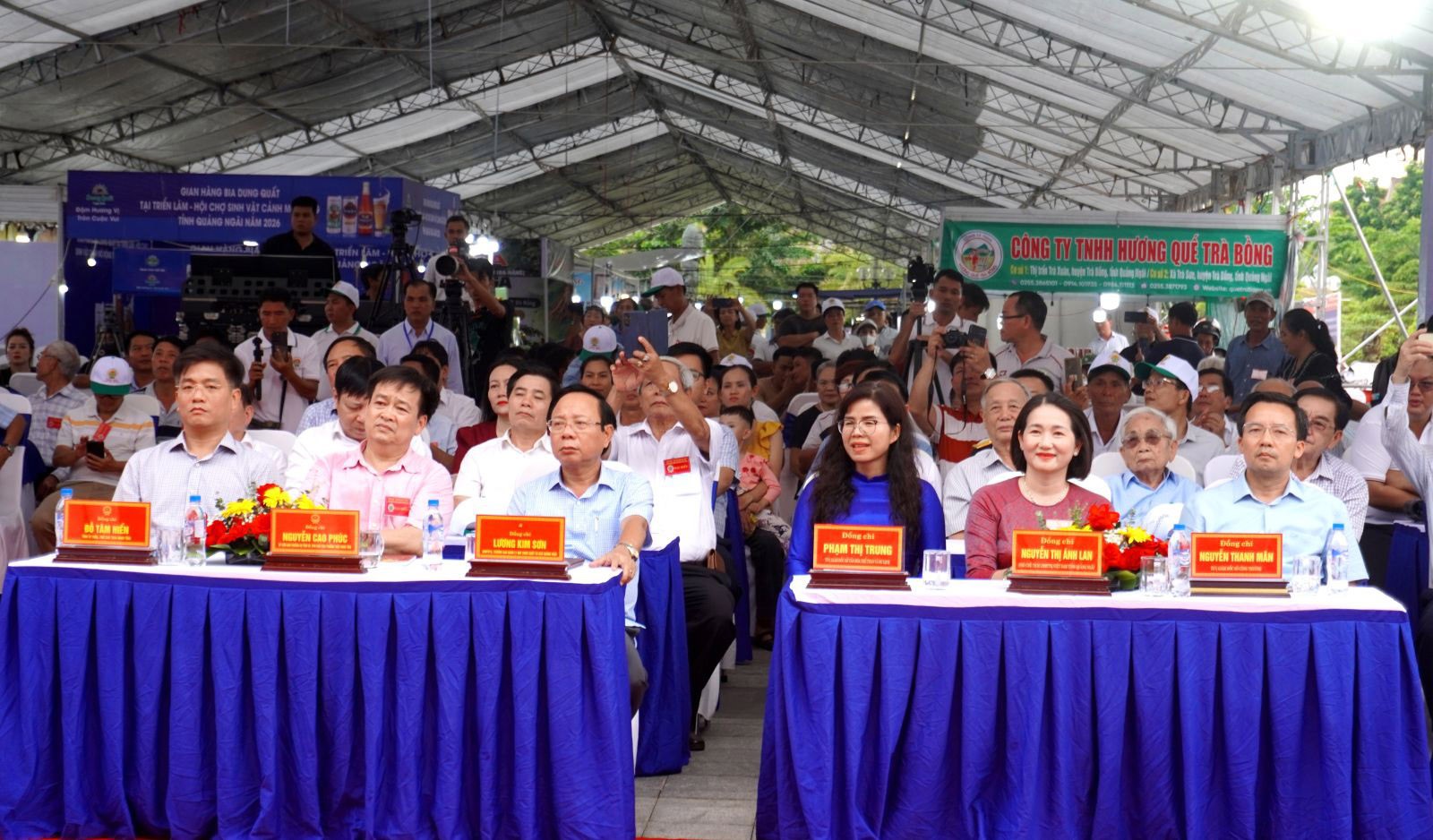 2-cac-dai-bieu-tham-du-le-khai-mac-trien-lam-hoi-cho-sinh-vat-canh-tinh-quang-ngai-mo-rong-nam-2026-1788793012.jpg