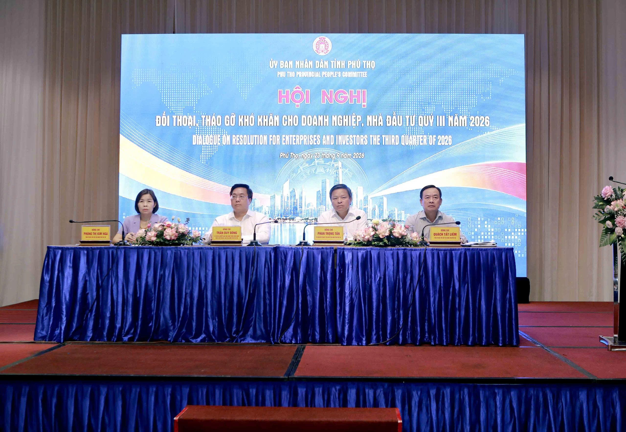 2-chu-tich-ubnd-tinh-tran-duy-dong-va-cac-pho-chu-tich-ubnd-tinh-phan-trong-tan-quach-tat-liem-phung-thi-kim-nga-dieu-hanh-hoi-nghi-doi-thoai-1790162016.jpg