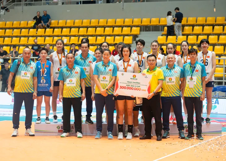 ong-dang-huu-thang-pho-giam-doc-marketing-pvcfc-trao-thuong-vi-tri-a-quan-chang-1-sea-vleague-2026-1790325468593356687834-1790396695.webp