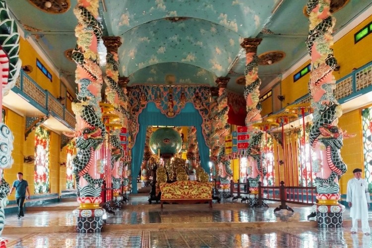 anh-2-khung-canh-ton-nghiem-noi-chanh-dien-trong-toa-thanh-tay-ninh-cac-tin-do-va-du-khach-di-nhe-noi-khe-the-hien-long-ton-kinh-1790489744.jpg