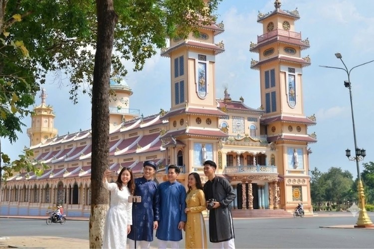anh-4-toa-thanh-tay-ninh-la-tro-ve-nguon-coi-tam-linh-du-khach-cung-khong-quen-luu-lai-ky-niem-dang-nho-moi-khi-co-dip-den-noi-day-1790489744.jpg