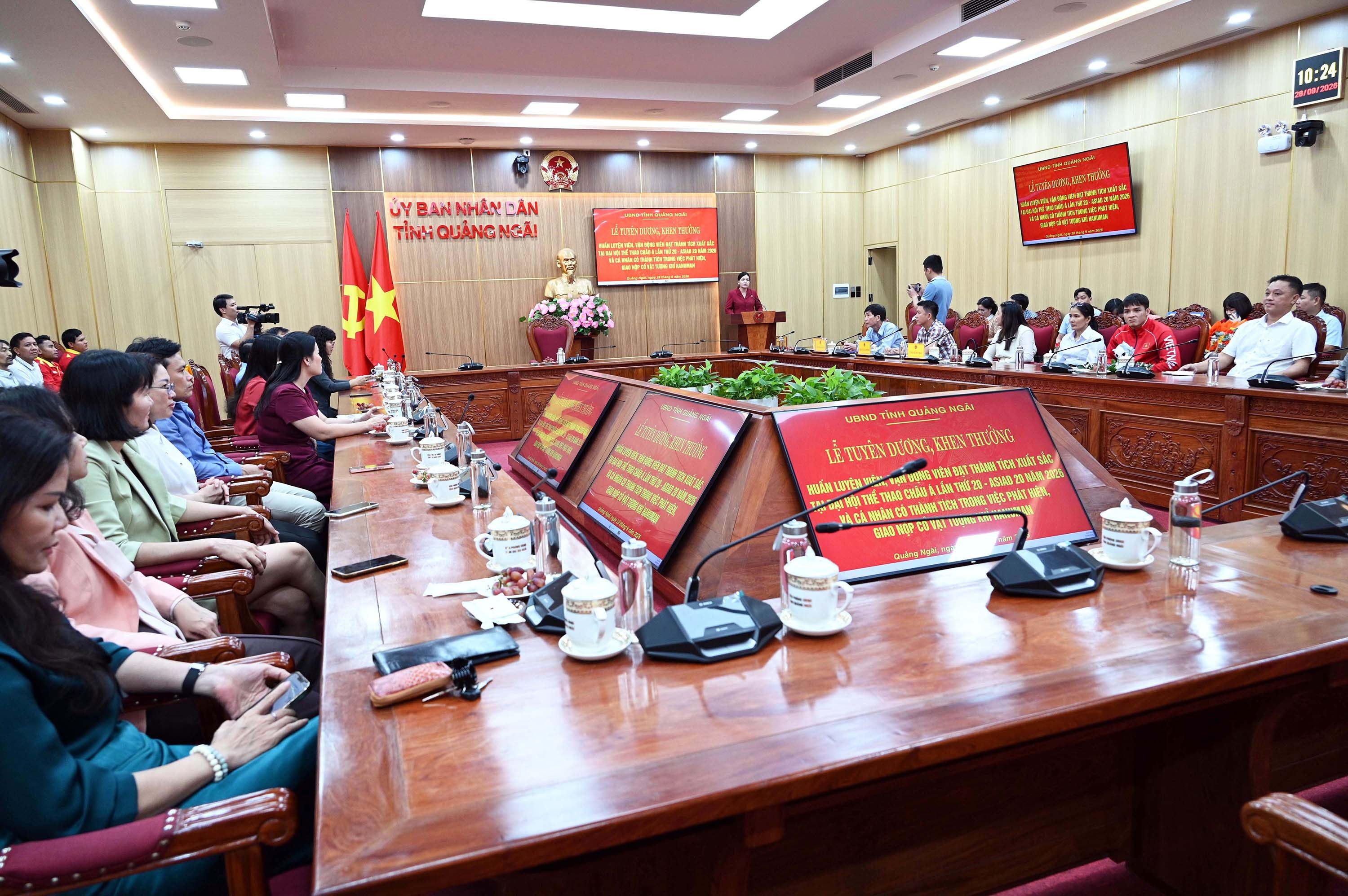 1a-dsc-0857-quang-canh-buoi-le-tuyen-duong-khen-thuong-1790581883.jpg