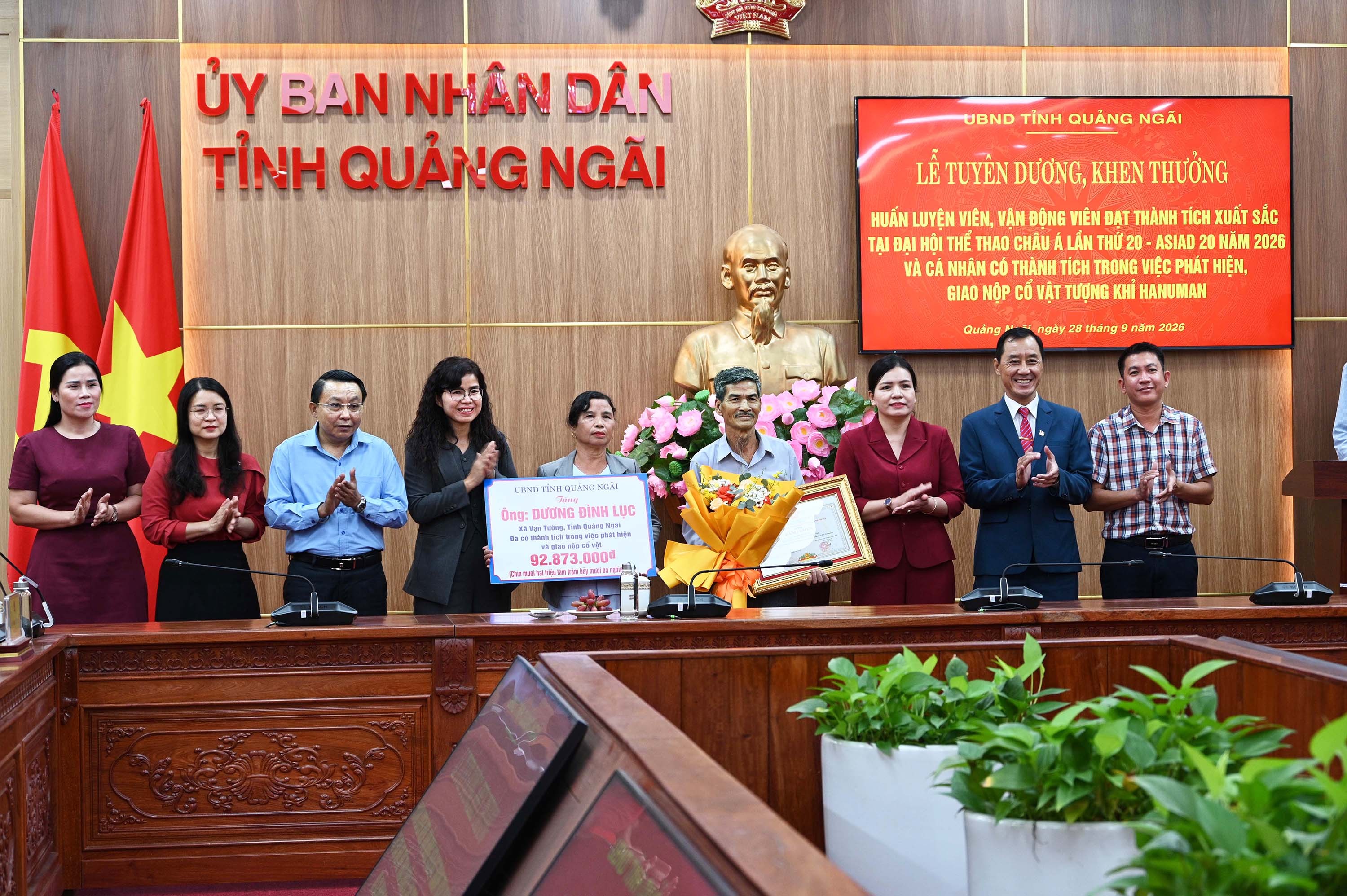 4adsc-0821-dong-chi-y-ngoc-pho-chu-tich-tt-ubnd-tinh-quang-ngai-trao-tang-bang-khen-va-tien-thuong-cua-ubnd-tinh-cho-ong-duong-dinh-luc-1790581883.jpg