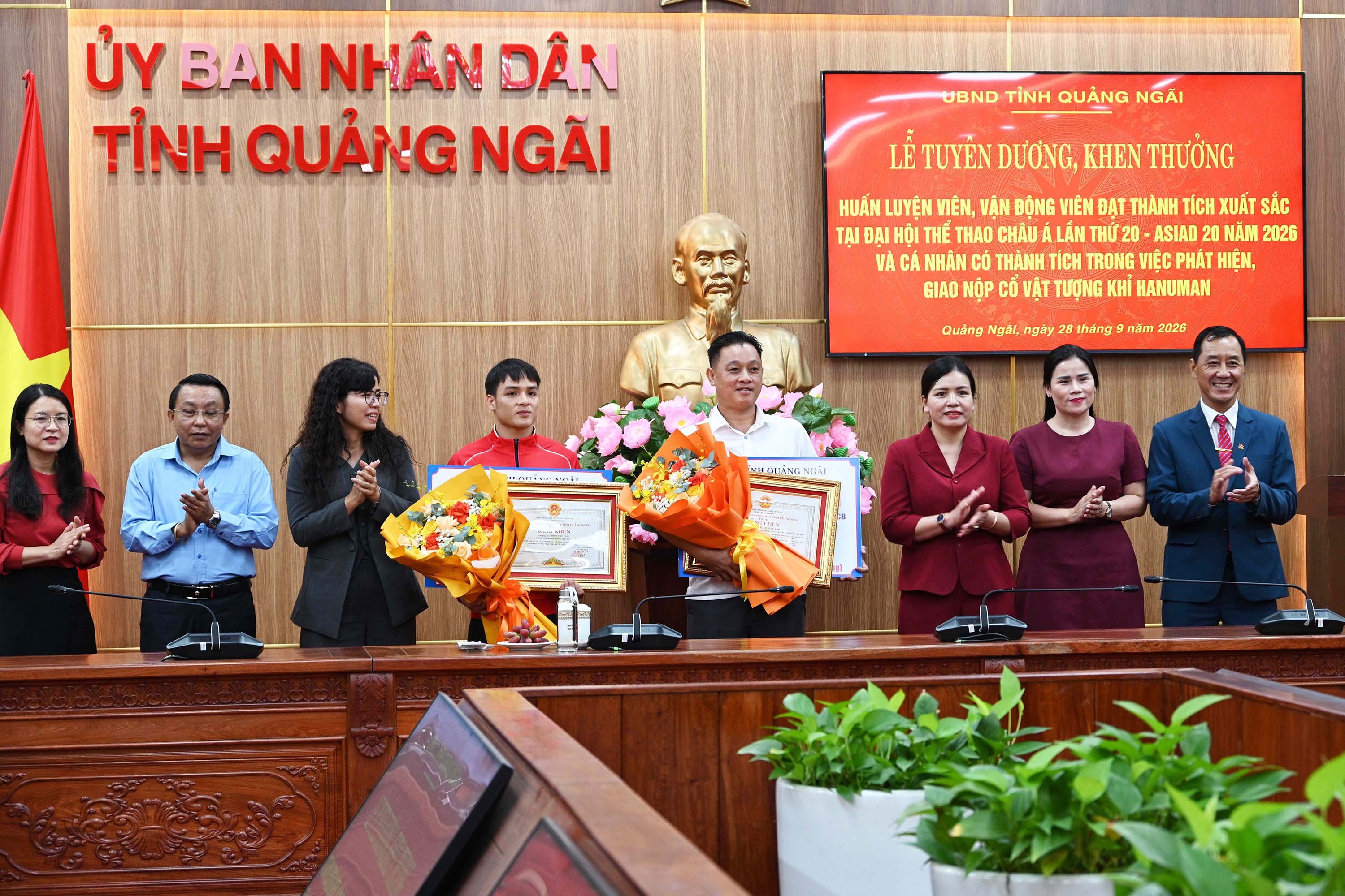 6a-dong-chi-y-ngoc-pho-chu-tich-tt-ubnd-tinh-quang-ngai-va-ld-so-vhttdl-trao-tang-bang-khen-va-tien-thuong-cua-ubnd-tinh-cho-vdv-dinh-van-tam-vua-doat-hcb-asiad-20-va-hlv-pham-quoc-anh-1790581883.jpg