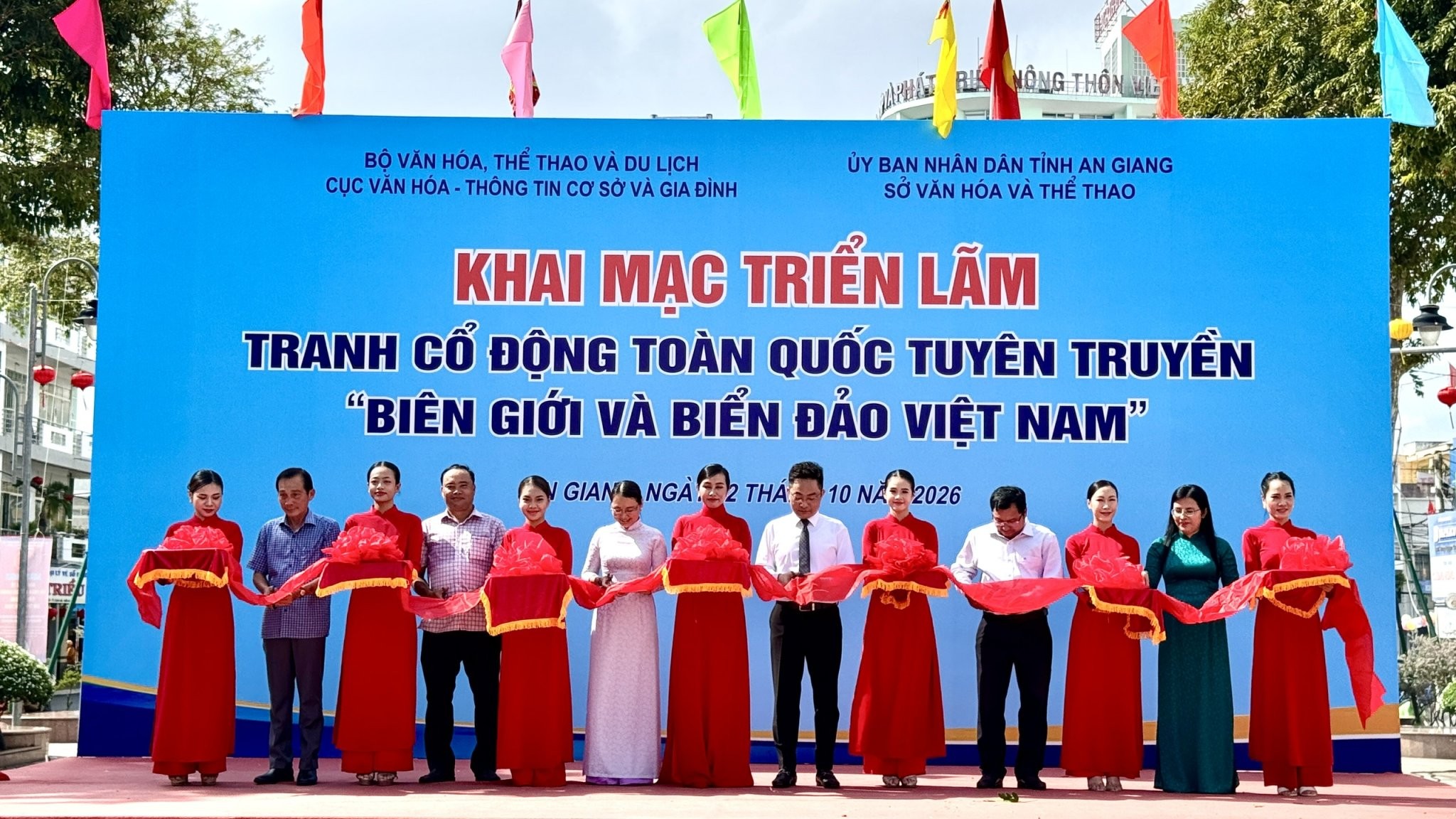 lanh-dao-cat-bang-khai-mac-1790935732.jpg