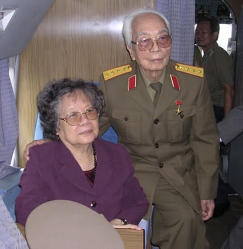 3-dai-tuong-va-phu-nhan-tren-may-bay-1791260285.jpg
