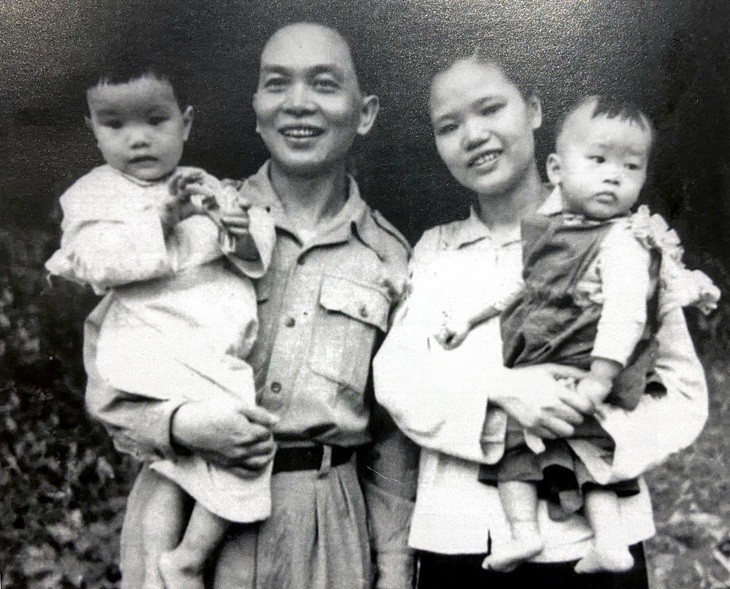 vo-chong-dai-tuong-vo-nguyen-giap-1949-2read-only-17265877315801580012075-1791260135.jpg