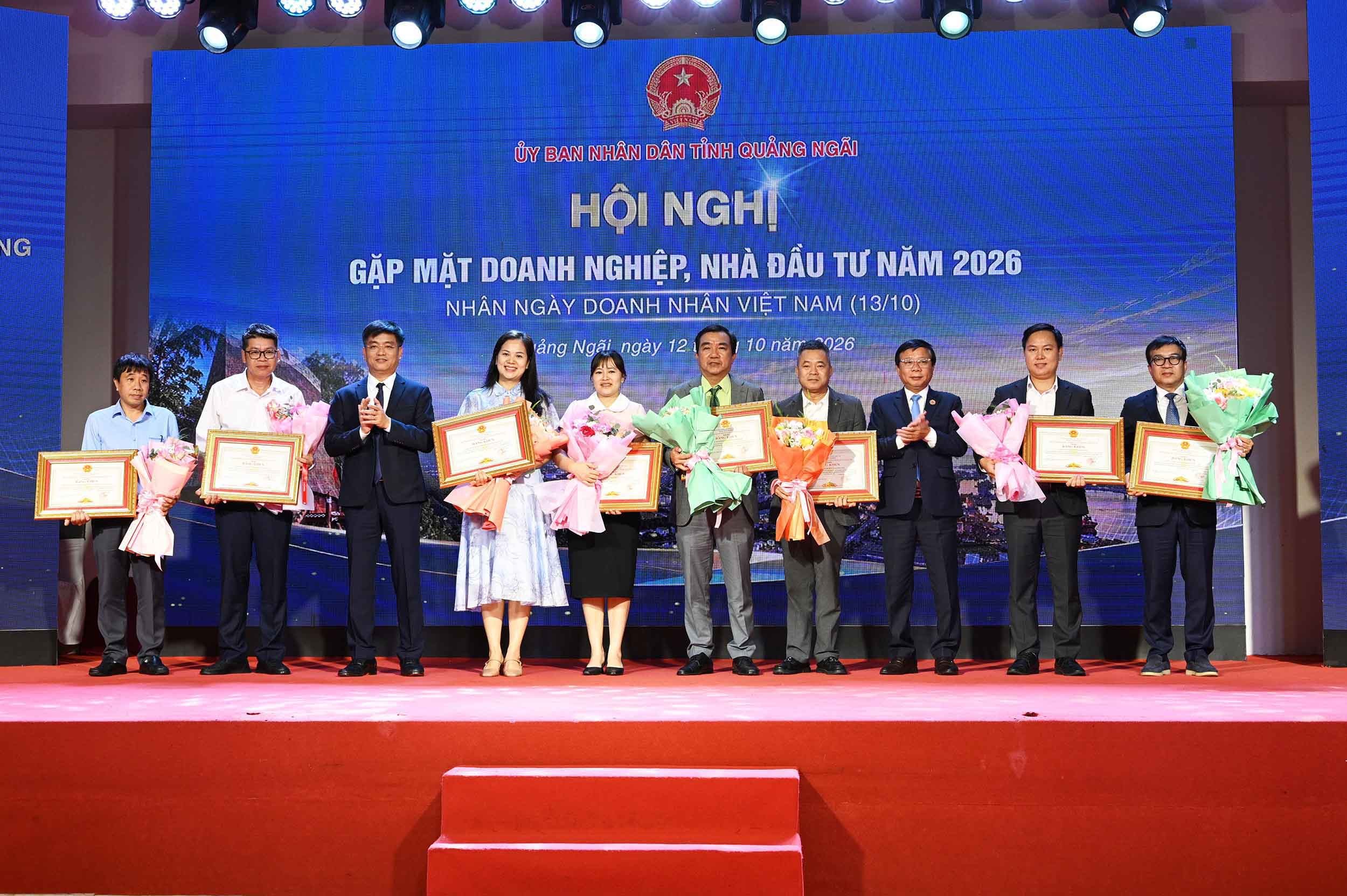 10-uvbtv-tinh-uy-tb-kkt-dq-va-cac-kcn-tinh-luong-kim-son-va-pct-ubnd-do-tam-hien-trao-bang-khen-cho-bsr-va-cac-doanh-nghiep-co-thanh-tich-xuat-sac-trong-san-xuat-kinh-1791891155.jpg