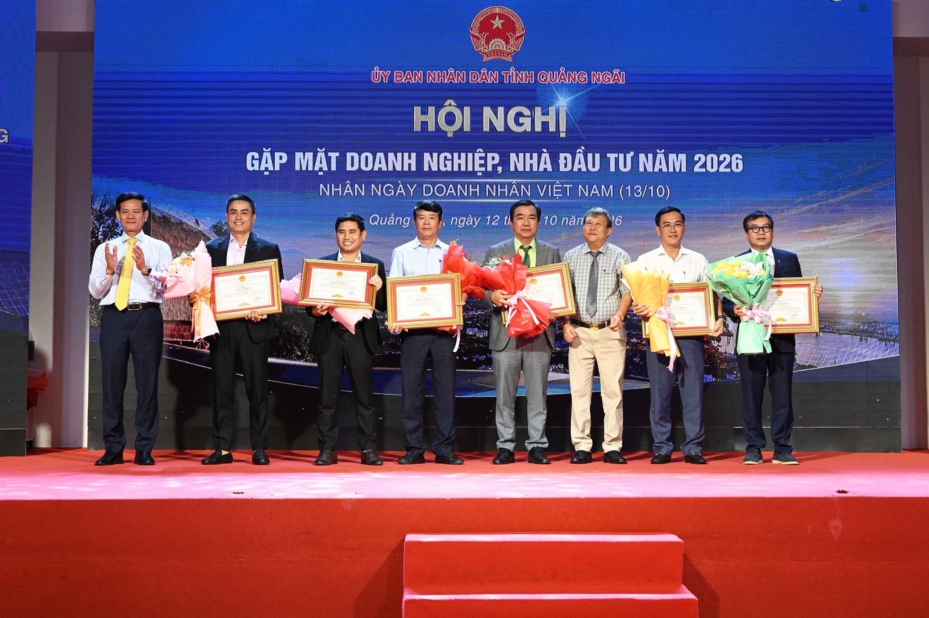 11-ong-ngo-van-trong-va-ong-thai-thanh-binh-uv-trao-bang-khen-cua-ubnd-tinh-cho-5-doanh-nghiep-va-1-ca-nhan-co-thanh-tich-thuc-hien-tot-chinh-sach-an-sinh-xa-hoi-phat-trien-sx-1791891155.jpg
