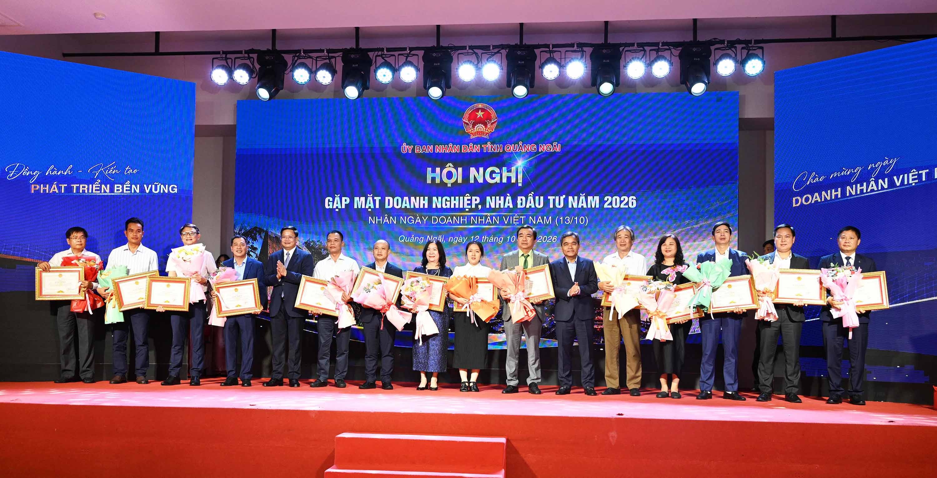 9-dong-chi-ho-van-nien-bi-thu-tinh-uy-va-dong-chi-nguyen-duc-tam-chu-tich-ubnd-tinh-quang-ngai-tang-bang-khen-cua-ubnd-tinh-cho-bsr-va-cac-doanh-nghiep-co-thanh-tich-1791891155.jpg