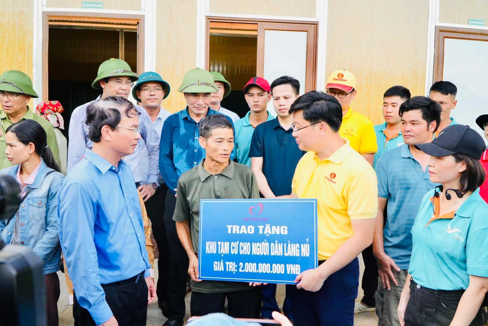 dai-dien-quy-thien-tam-tham-hoi-dong-vien-va-trao-bien-tuong-trung-khu-nha-tam-cho-nguoi-dan-bi-mat-nha-vi-lu-quet-o-lang-nu-1791893287.jpg