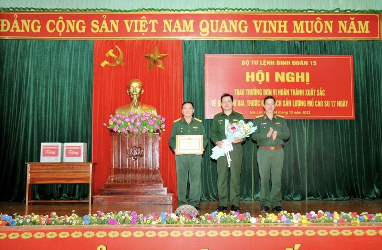 1-lanh-dao-binh-doan-15-trao-thuong-cho-cong-ty-75-1703130217.JPG