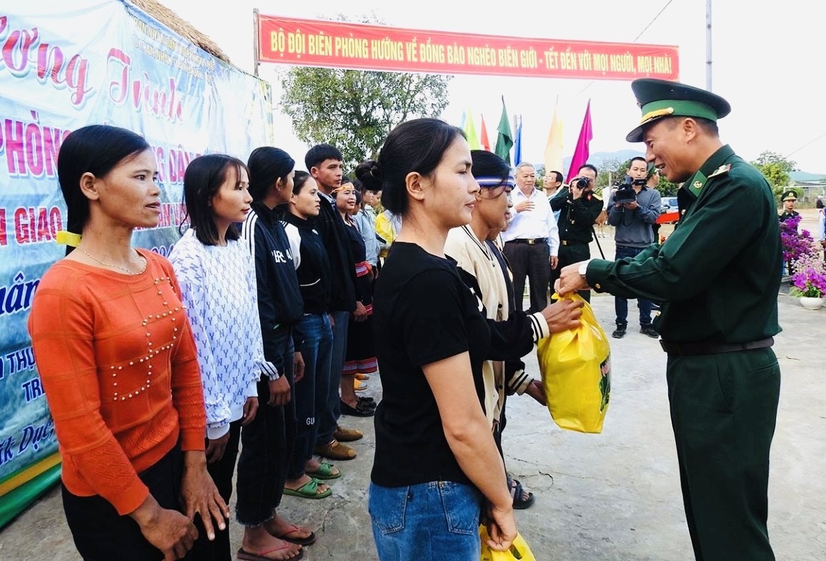 3-dai-dien-bo-chbd-bien-phong-kon-tum-tang-qua-tet-cho-cac-ho-ngheo-1705719668.JPG