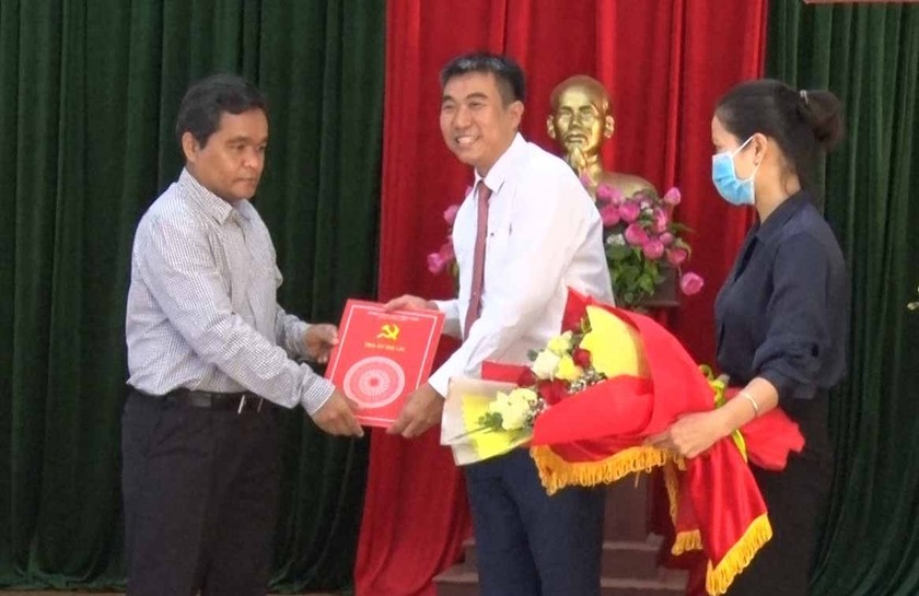1-bi-thu-tinh-uy-gia-lai-trao-quyet-dinh-cho-chu-tich-ubnd-huyen-duc-co-1706850699.jpg