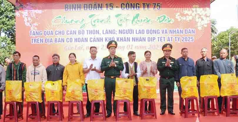 1-can-bo-binh-doan-15-tang-qua-1737860579.jpg