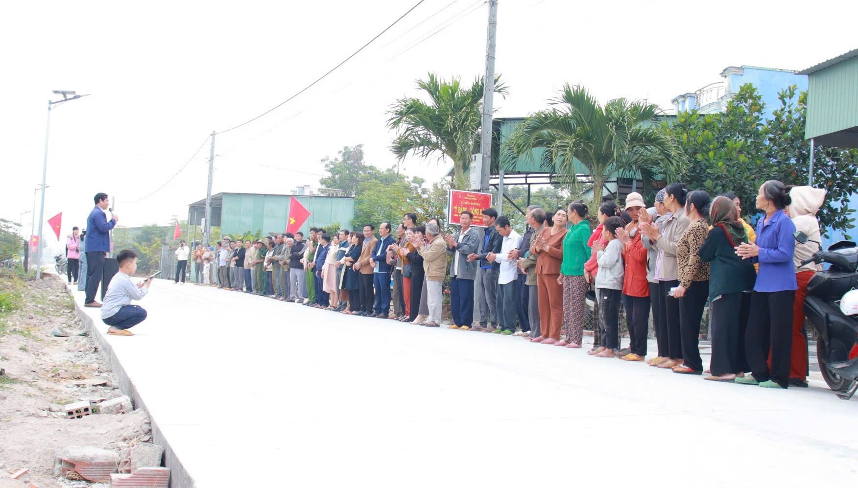 1-can-bo-va-nguoi-dan-xa-ia-hiao-tinh-gia-lai-mung-vui-chao-don-cong-trinh-chao-mung-dai-hoi-dang-toan-quoc-1768875910.jpg