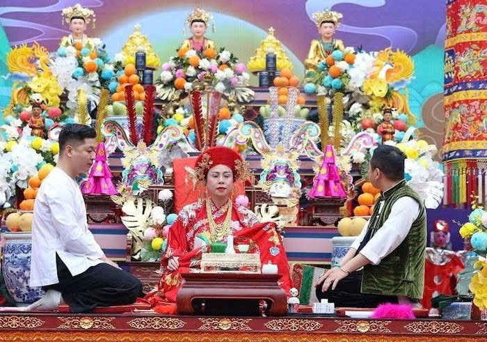 Cộng đồng đạo Mẫu bức xúc giá hầu quay lưng vào công đồng của Thủ nhang Quảng Cung Linh từ