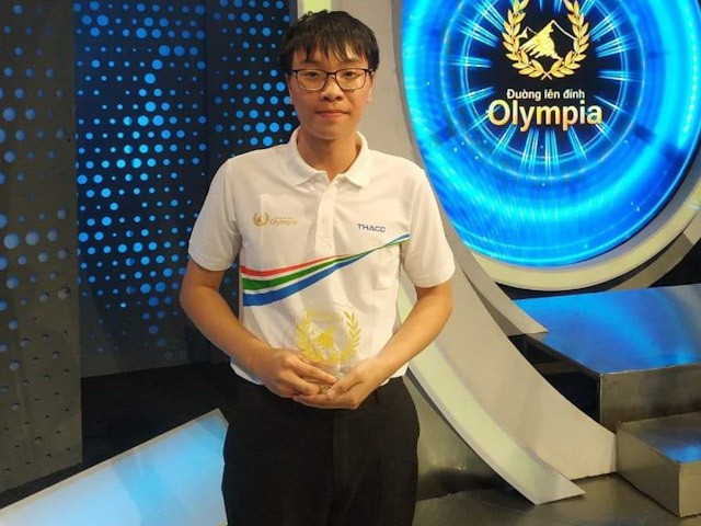 Em Đinh VIệt Hưng Thí sinh đầu tiên của THPT Quế Lâm, huyện Đoan Hùng tại sân chơi Olimpia