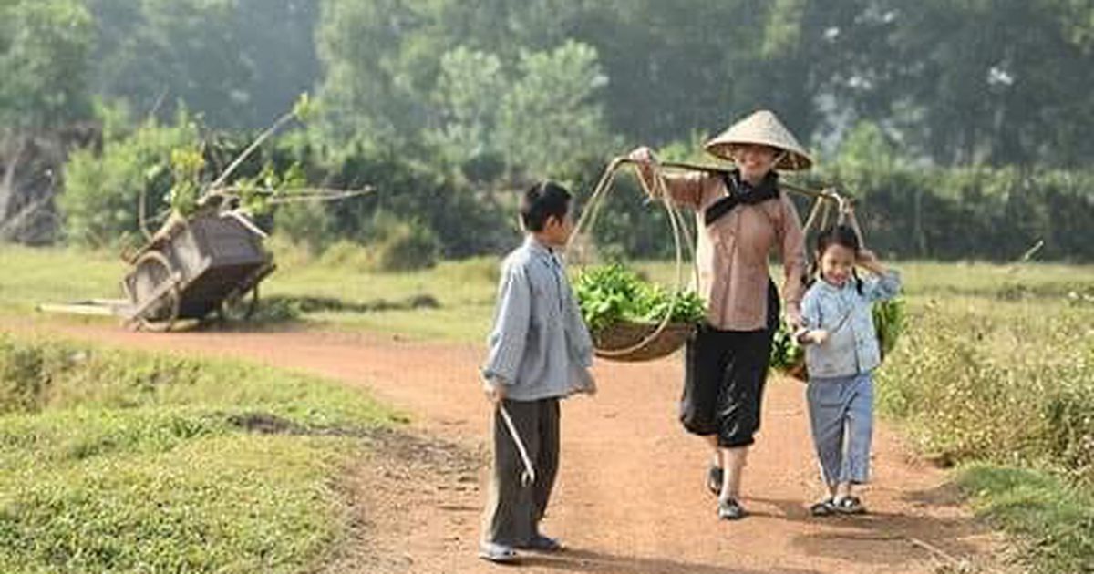 Cô bán rau chợ trưa