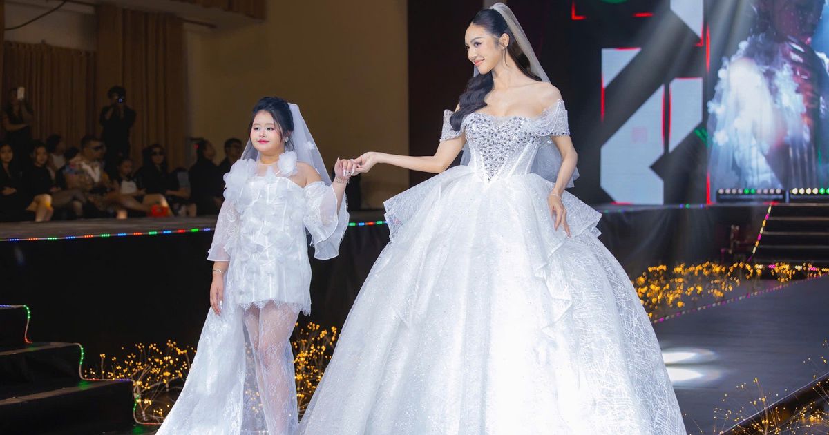 Mẫu nhí Dory Như tự tin trên sàn diễn trong bộ sưu tập mới của nhà thiết kế Châu Đại Hải.